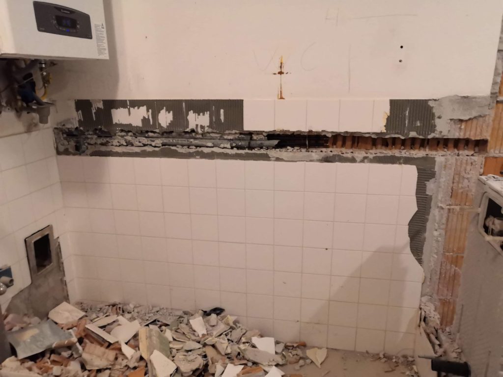 csőszakasz csere fürdőszobában bontási munkával egybekötve